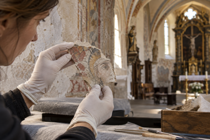Reštaurátorka skúma fragment historickej maľby