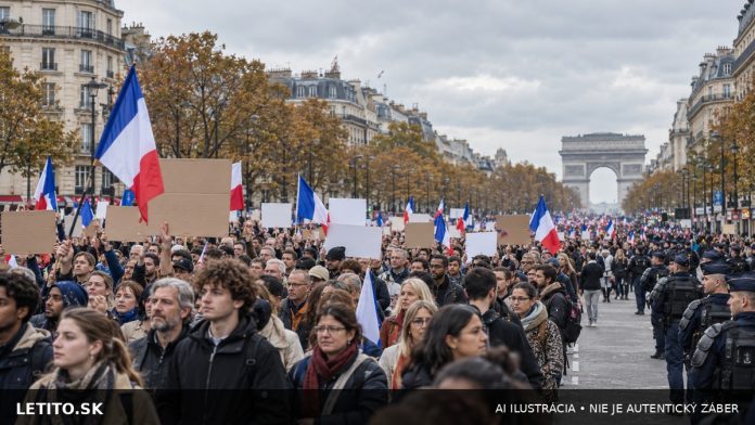 Masová demonštrácia s francúzskymi vlajkami v centre Paríža
