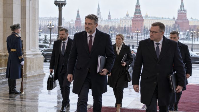 Diplomatická delegácia prichádza na rokovanie v Moskve